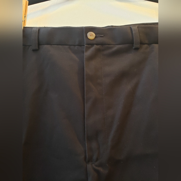 Brand new Haggar Men's No Iron Khaki Classic Fit, Expandable Waist - Picture 2 of 11